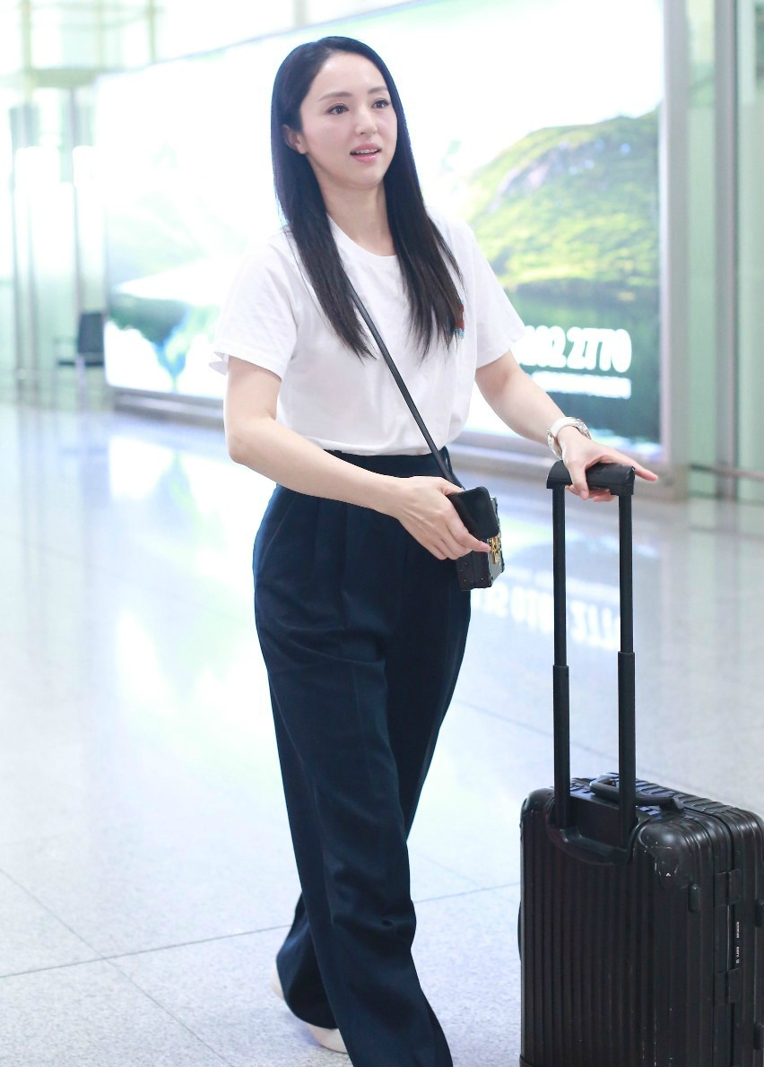 董璇穿白t恤搭配黑裤子独自现身机场,为高云翔的事情奔波变瘦