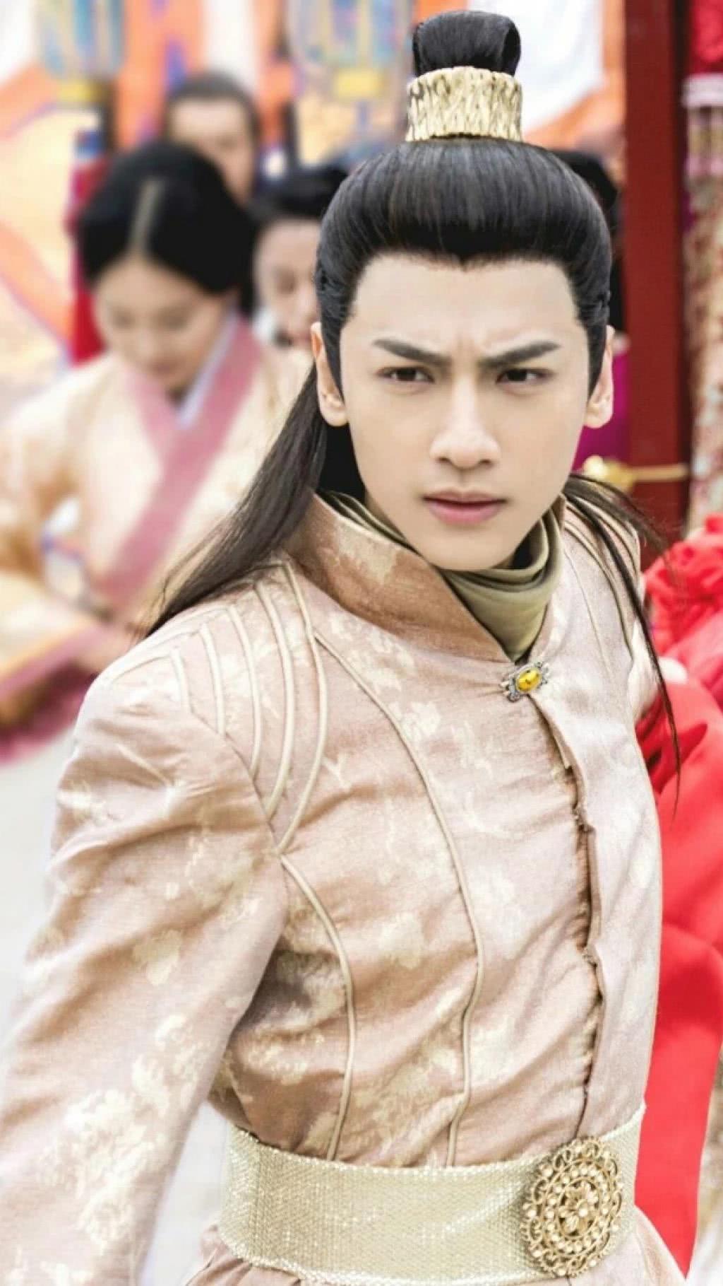 《上古情歌》之中的罗云熙也超帅,不输后来的小鱼仙倌润玉