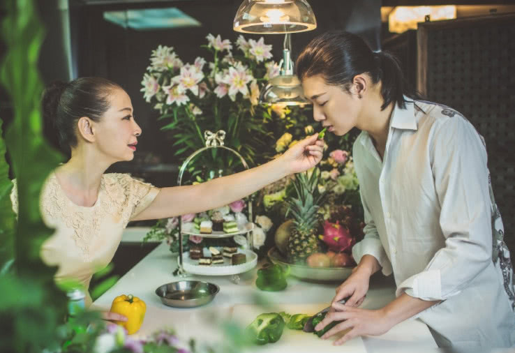 霍尊与妈妈仲小萍拍婚纱照,网友:奇怪的感觉