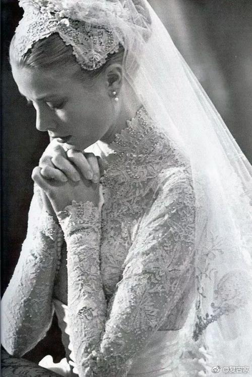1957年,格蕾丝·凯利(GraceKelly)王妃在全世界的注视下|凯利|婚纱|格蕾丝|王妃|蕾丝_新浪新闻