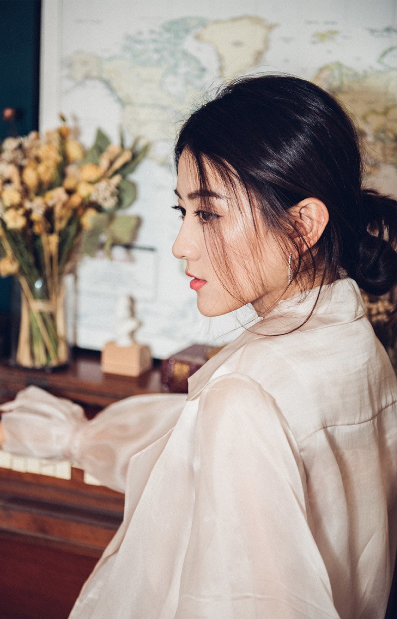 清纯美女摄影演员梁洁复古风时尚高清写真