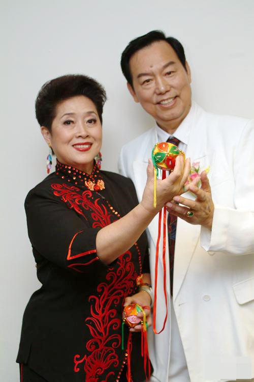 18岁演《刘三姐》成名,因作品险些被枪毙,与老公姐弟恋恩爱至今