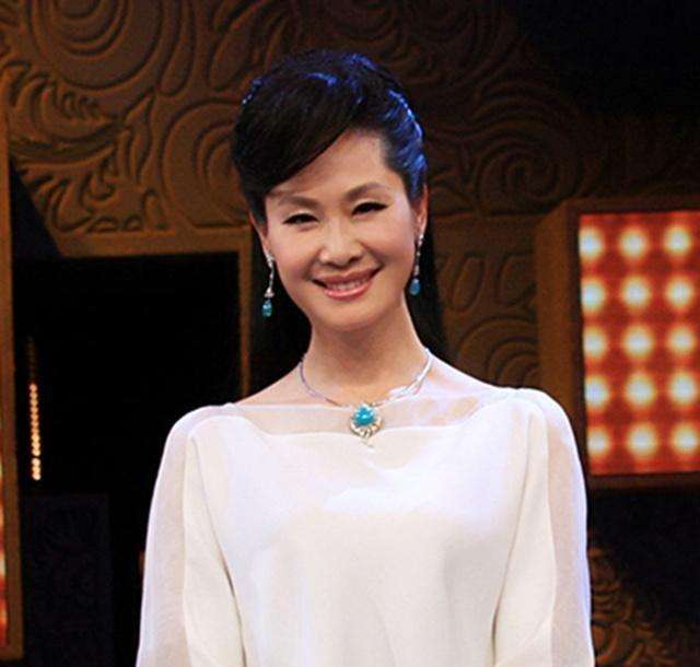被称为最美女歌手, 曾多次登上春晚, 却在离婚后为爱嫁"丑男