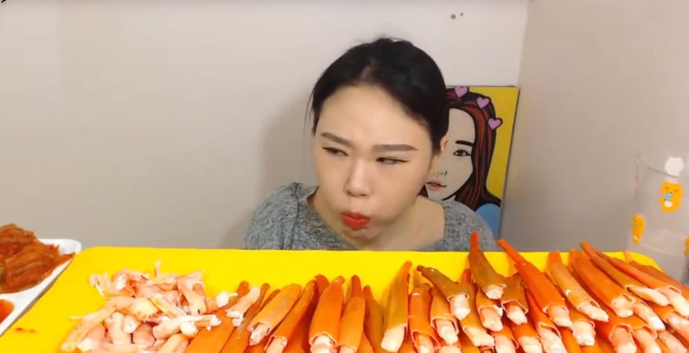 以为大胃王在吃糖果,知道是这种食物后,网友劝他少吃点