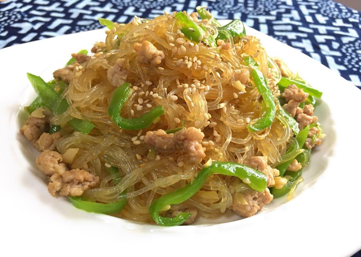 的有了这2小勺酱油就足够了,口味重的可以再加一点点盐),加一半的芝麻