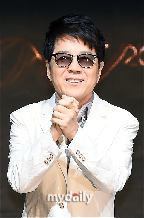 韩国歌手赵容弼出道50周年新闻发布会_新浪看点