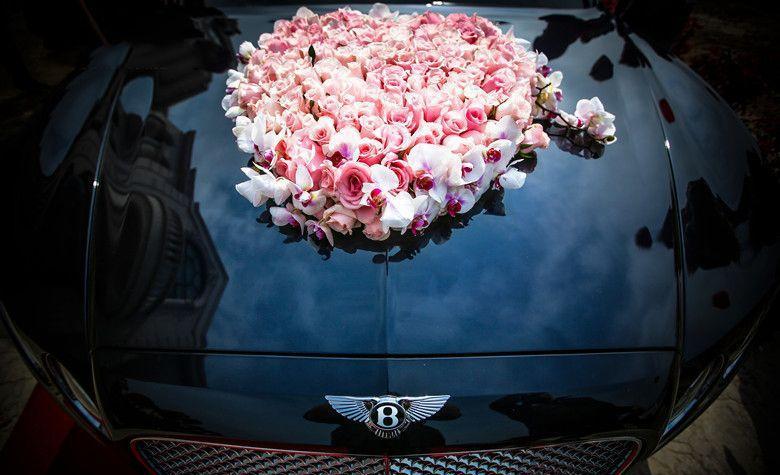 婚车用心形鲜花来布置, 简直浪漫的无以复加!