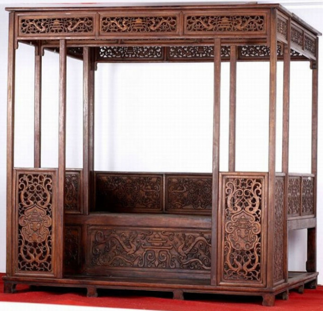 古时的床榻,目测很舒服的样子!