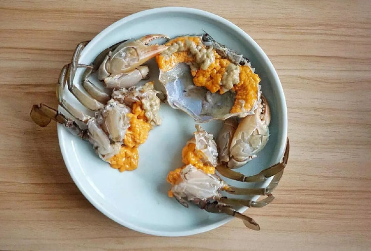 秋天到了螃蟹肥了,这道酒酿蒸螃蟹,滋阴壮阳,蟹肥膏美