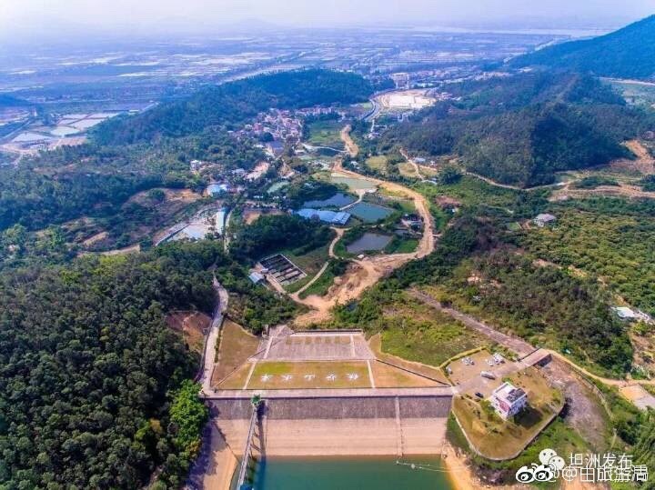 港口木河迳有建筑大火,出动9台消防车!城区上空看到浓烟