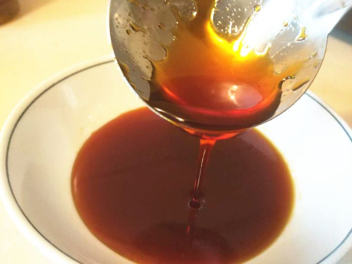 炒糖色用油还是水?大厨把诀窍告诉您,炒出来又红又亮,一次成功