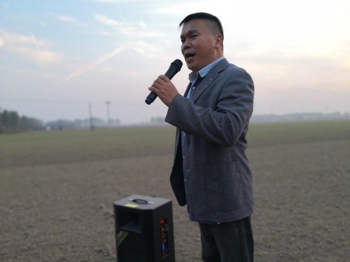 中央电视台三套《向幸福出发》邀请农民录节目 他一上台就打广告