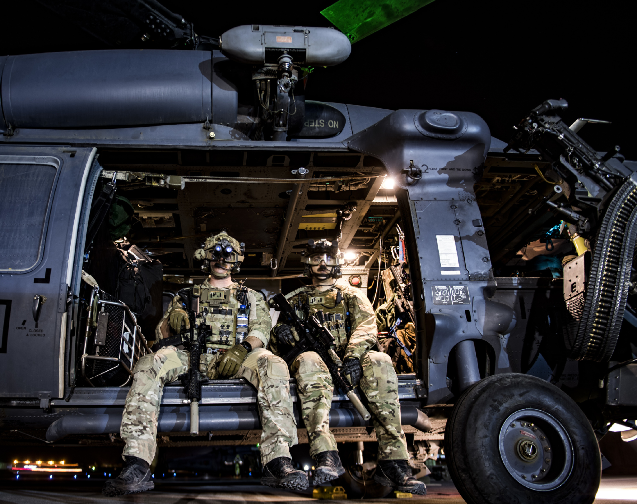 驻扎在阿富汗坎大哈机场的美国空军hh-60g"铺路鹰"救援直升机驾驶员