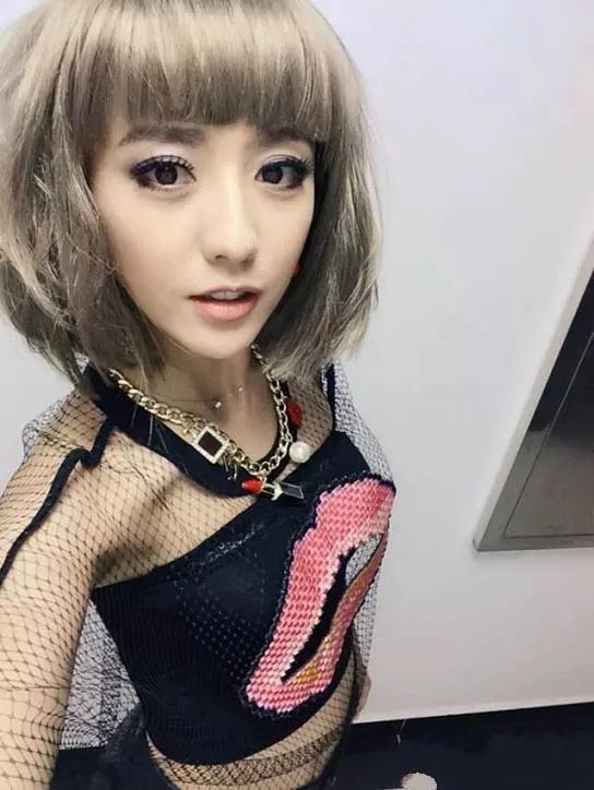 女神的非主流造型,唐嫣爆炸头似包租婆,李小璐给人感觉很乖巧!