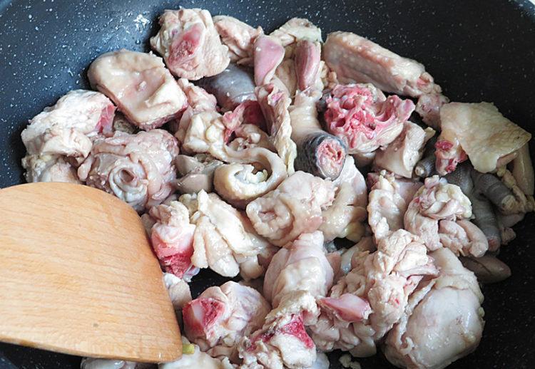 锅内烧开水,将鸡肉开水焯烫3分钟,捞出过凉水冲去脏气1.小鸡