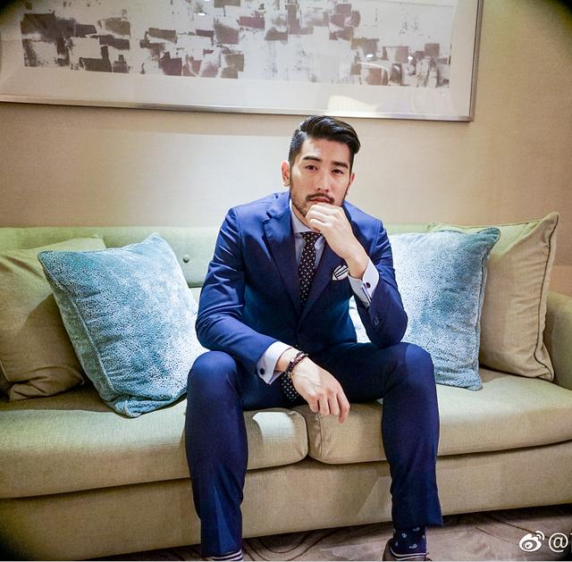 这次高以翔在新剧中扮演的依旧是一位大侠角色,身穿一袭白色古装风度