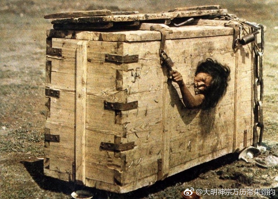 水边的喇嘛和牧民牌楼一位骑着马的牧民