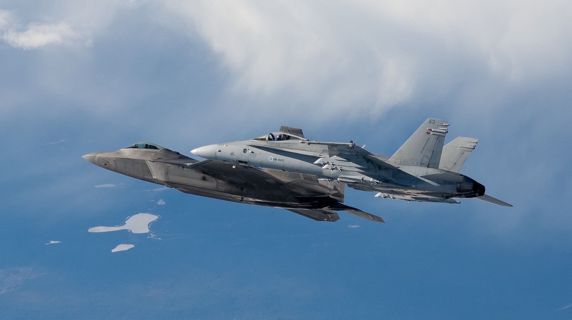 首次参加红旗军演的芬兰空军fa18大黄蜂战斗机和美国空军f22