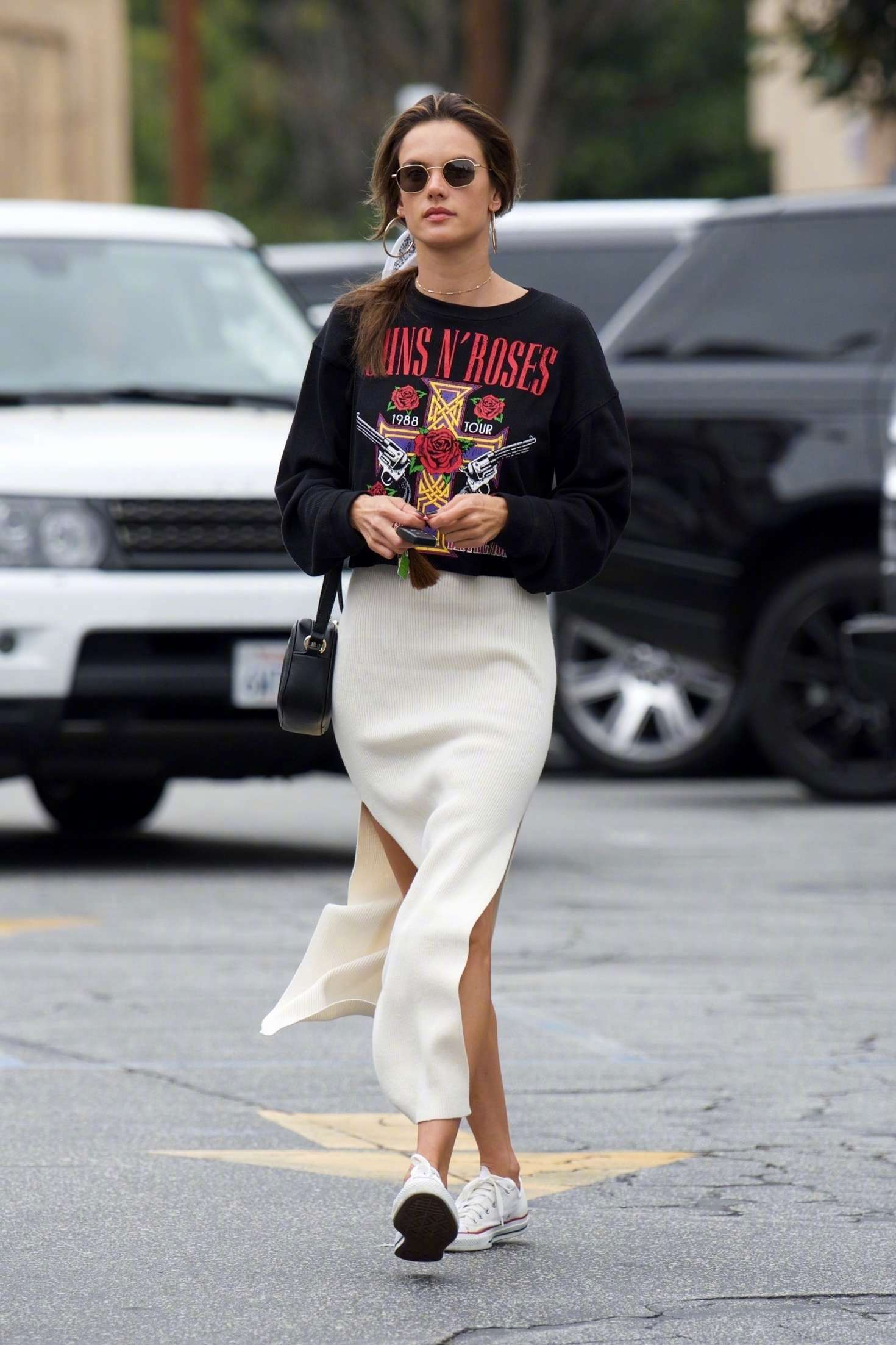 alessandra ambrosio在布伦特伍德农产品集市购物的街拍