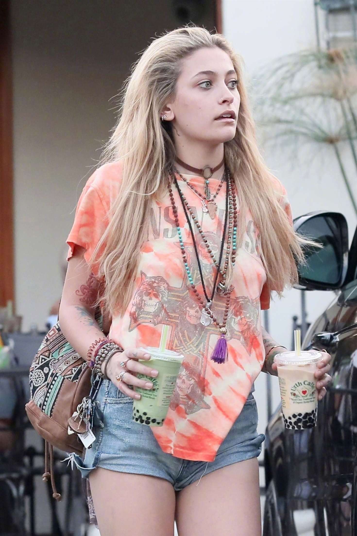 当地时间8月1日,paris jackson 身穿牛仔短裤在洛杉矶外出的街拍.