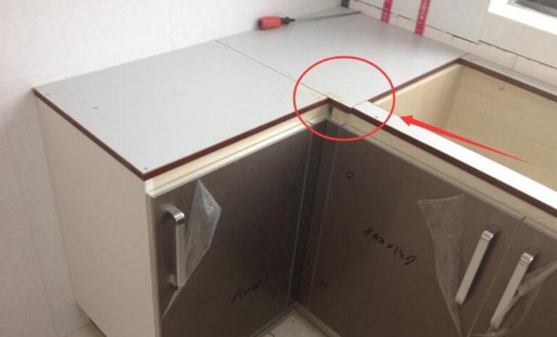 花1200块一米定制橱柜,安装时却出现两种材料,业主气坏了