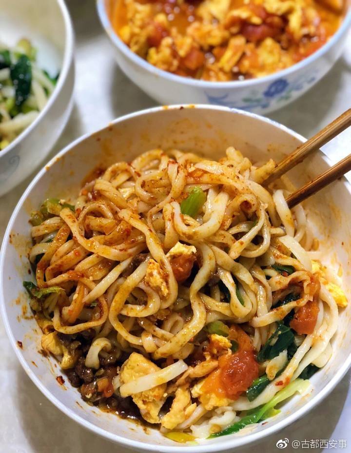 棍棍面是用面条制作的一道陕西省关中地区特色传统风味名吃