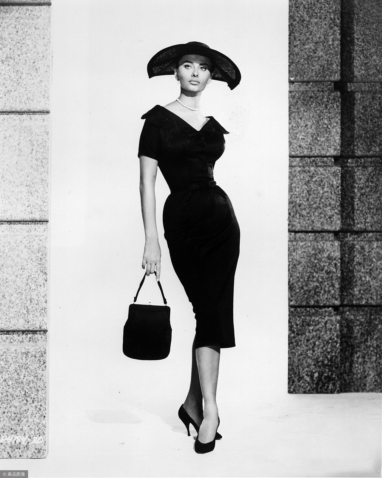 索菲亚·罗兰(sophia loren),在她幼年时期,没有见过父亲,跟着母亲