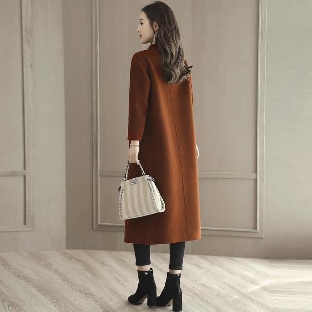 今年流行的大衣,连背影都那么迷人,奔三奔四女人都争着,超洋气