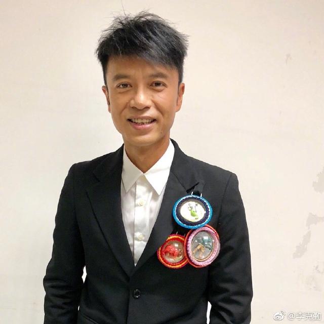 51岁李克勤近照,曾被郭富城踢出天王宝座,心有不甘却也无可奈何