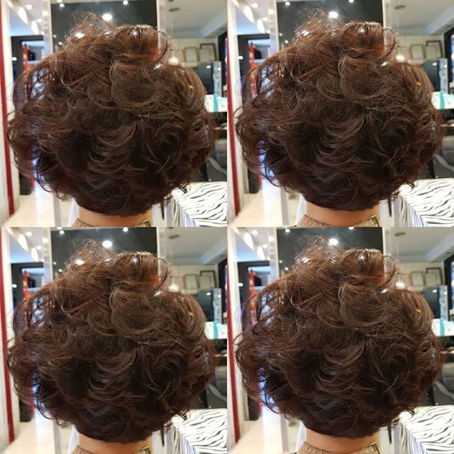 中年女性烫这样的短发高贵有气质