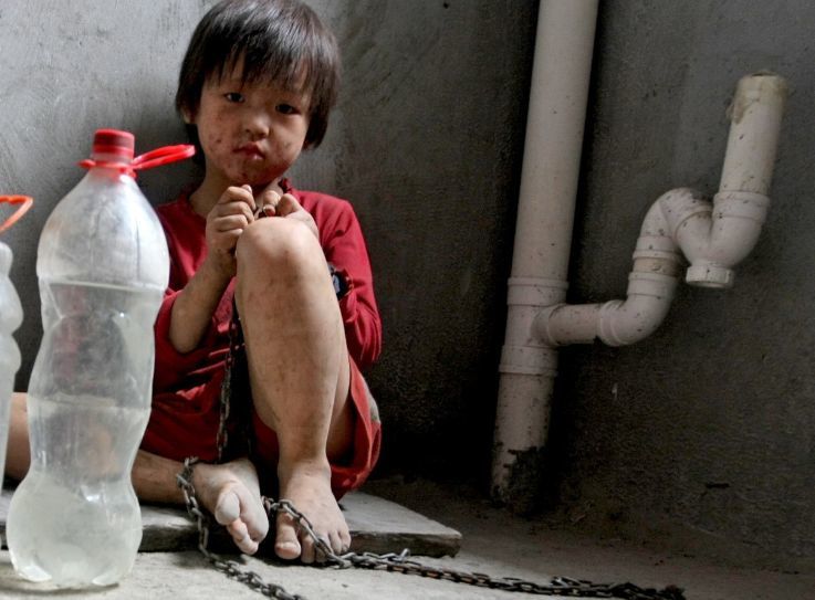 四岁女童被后爸用铁链锁毛胚房亲生父母是我们自己转送的