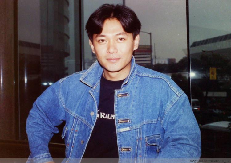 他娶大8岁妻子,被传劈腿邓萃雯,声名狼藉后靠卖保险为生!