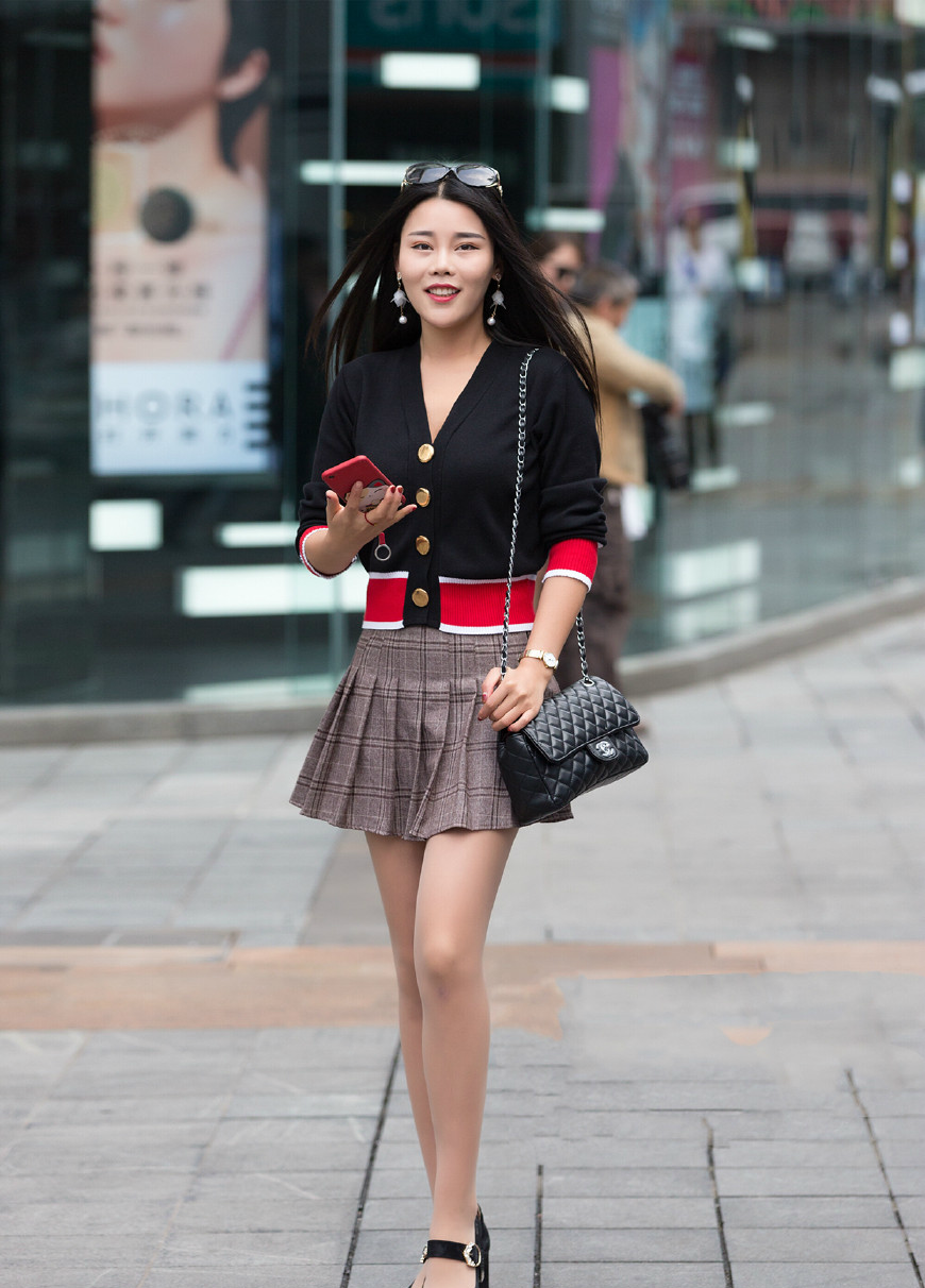 街拍,美女们穿搭时尚新潮,把衬衫系在腰上还真好看|时尚|美女|短裙