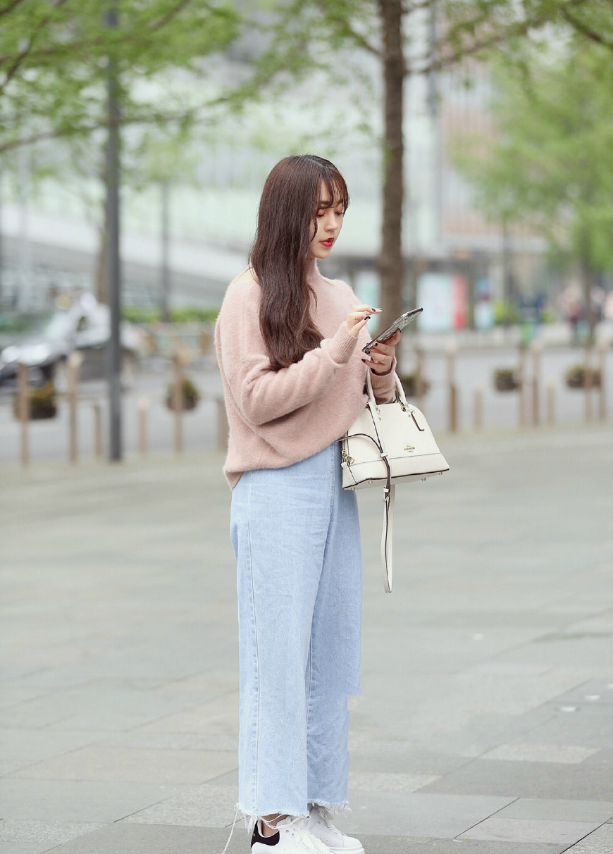 街拍美女穿一件肉色的打底衫好身材遮不住