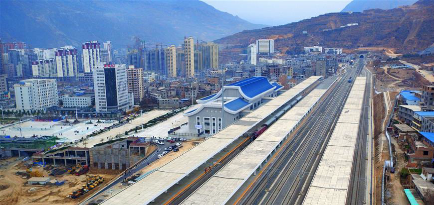 在兰渝铁路胡麻岭隧道内,工程技术人员欢呼庆祝隧道成功贯通(6月19日