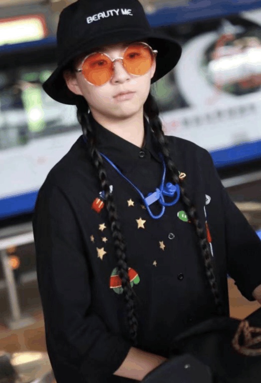 19岁的小彩旗现身机场,离开姨妈杨丽萍后,连穿衣风格都变了