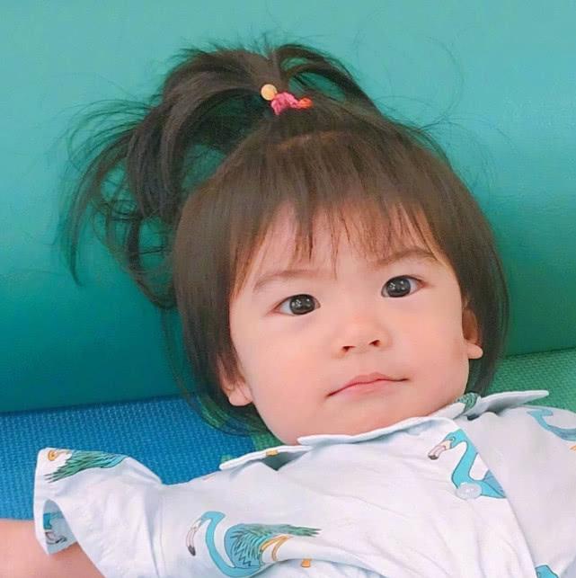 2岁波妞近照,抿嘴瞪眼假装和妈妈贾静雯生气,一秒破功张嘴大笑