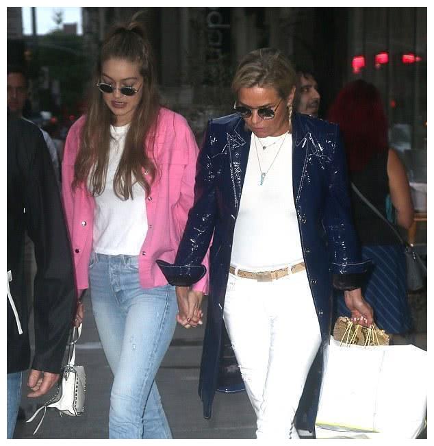 维密gigi不走酷炫风?穿粉外套和妈妈出街,大长腿是遗传妈妈