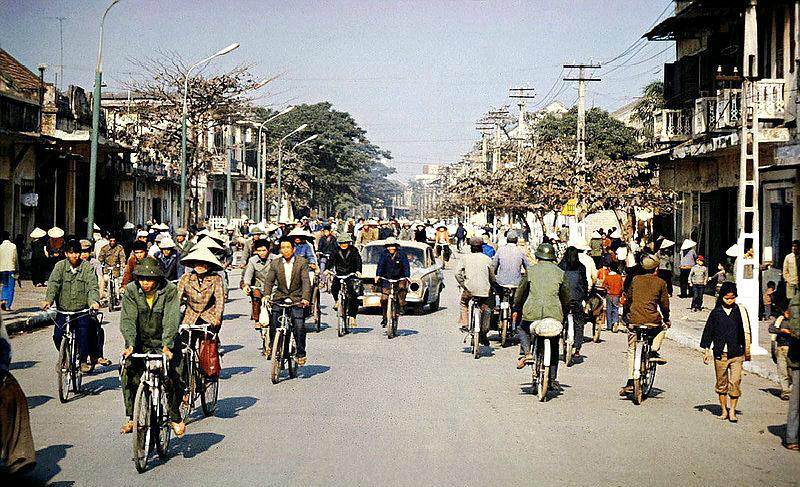 图:两名骑车出行的越南妇女.图:正在吃饭的越南