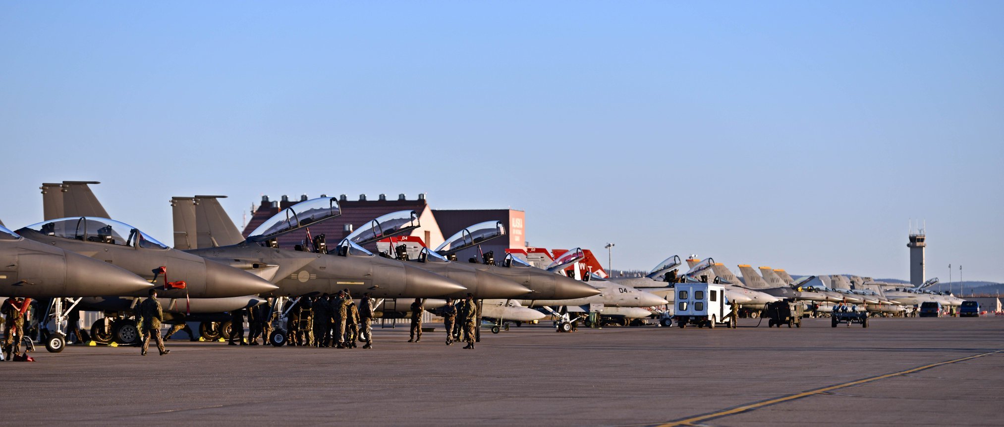 芬兰空军f/a-18"大黄蜂"战斗机首次参加在美国阿拉斯加举行的"红旗