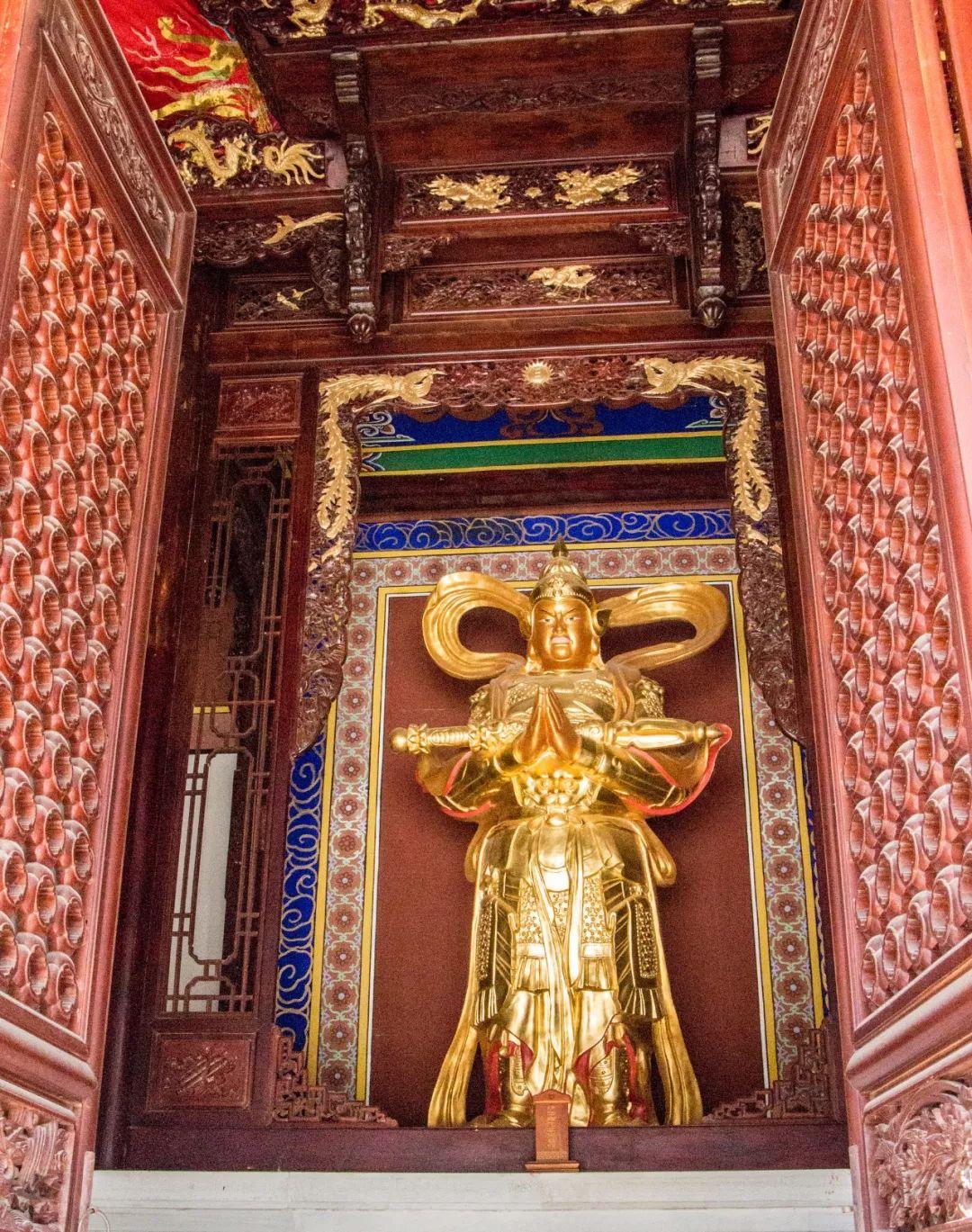 过了四大天王殿和弥勒殿,来到了崇圣寺最大佛殿——大雄宝殿,大雄宝殿