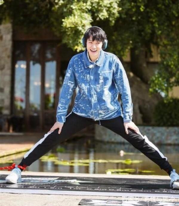 11位男星劈叉,有的小鲜肉却输给了平均年龄60的最后三位