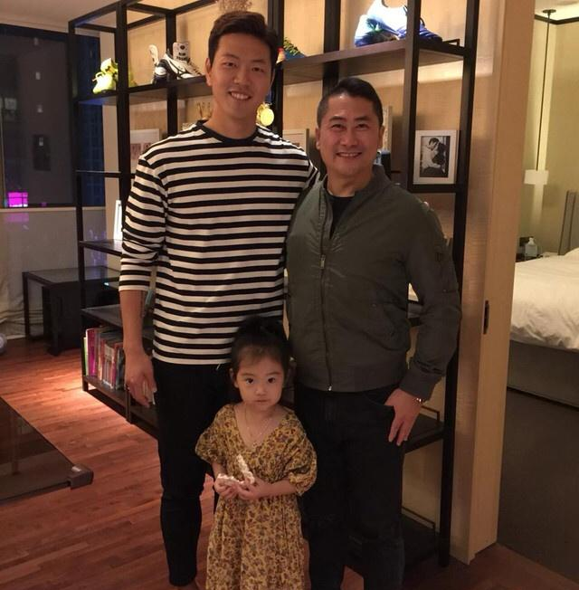 金英权穿拖鞋与央视记者合影!晒出恒大冠军奖牌,郜林的回复亮了