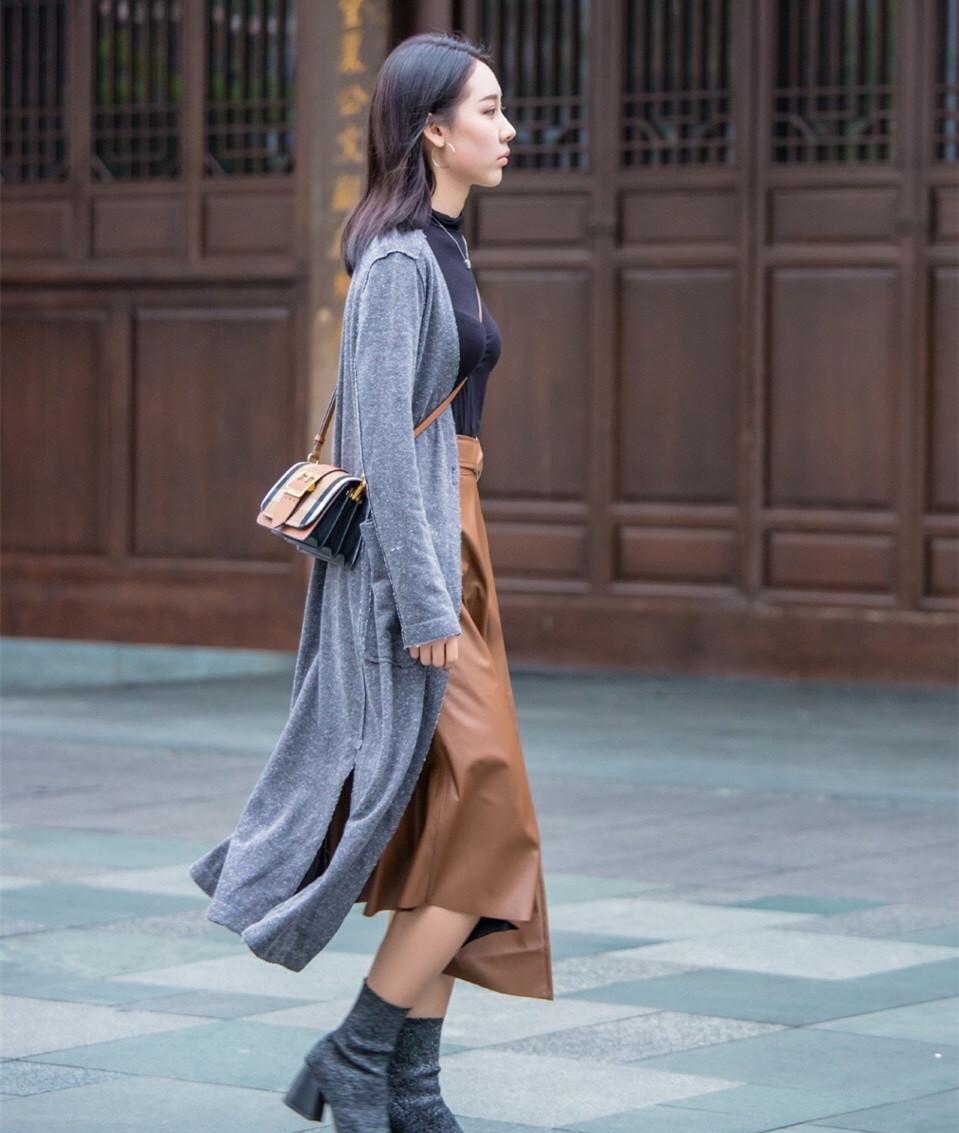 街拍咖啡色半身裙清纯妹子, 小家碧玉别有一番风情