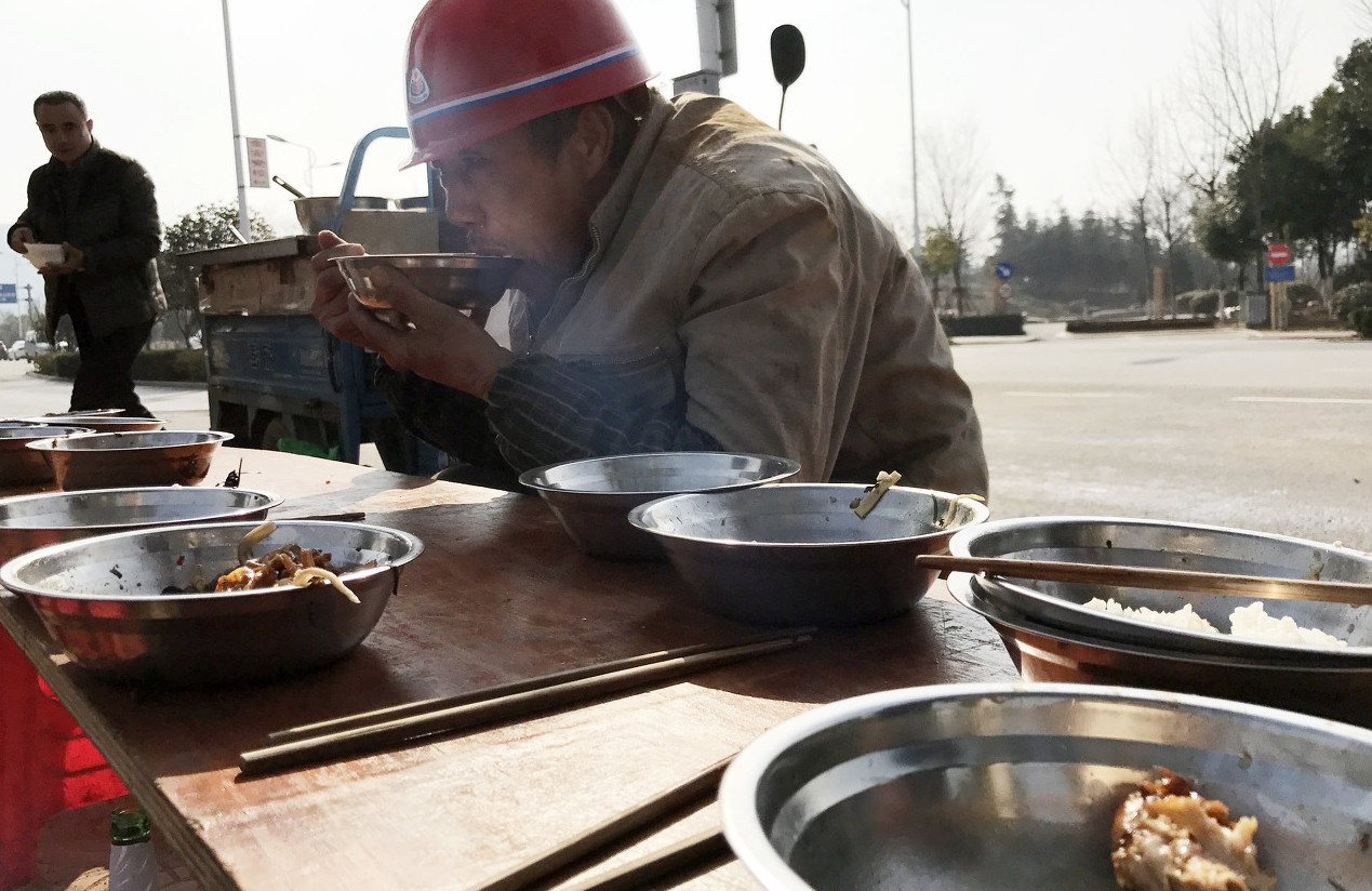 实拍10个农民工吃饭的场景,哪一张让您感觉心酸