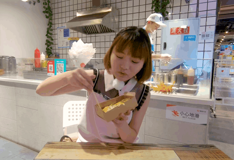 大胃王余多多包下店老板给自己做30分钟的烤冷面, 做多少吃多少!