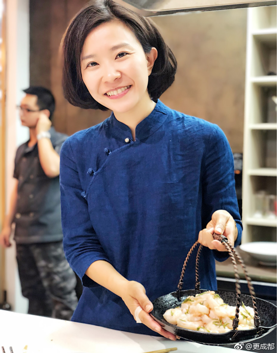 放弃博士学位投身锅碗瓢盆的美厨娘 ,来到成都后竟然最爱吃面