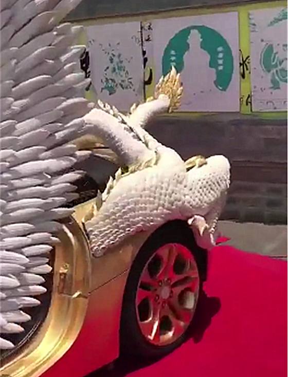 国外偶遇一辆60万宝马z4,车头是"龙",车尾是"龙爪!