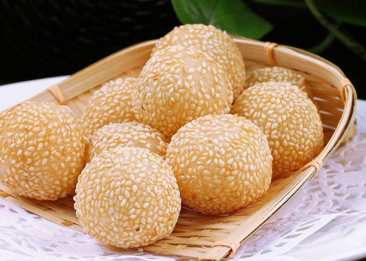 教你这样做麻团,一学就会,做出的麻团又香又软,好吃的停不下来
