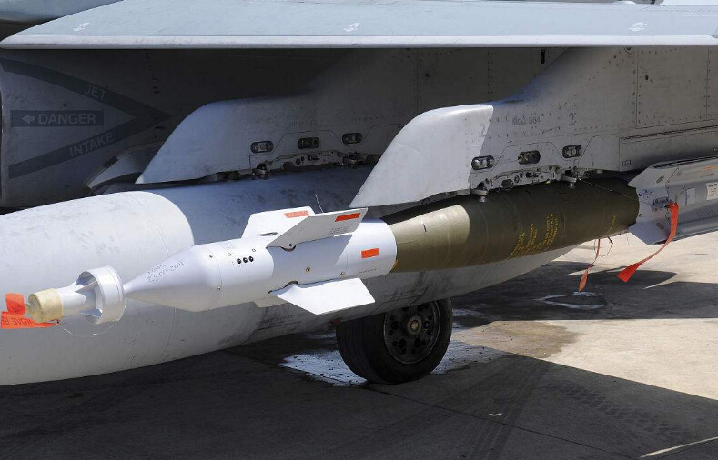 这些钻地导弹的型号是gbu-28激光制导重型钻地炸弹,属于美国宝石3型钻